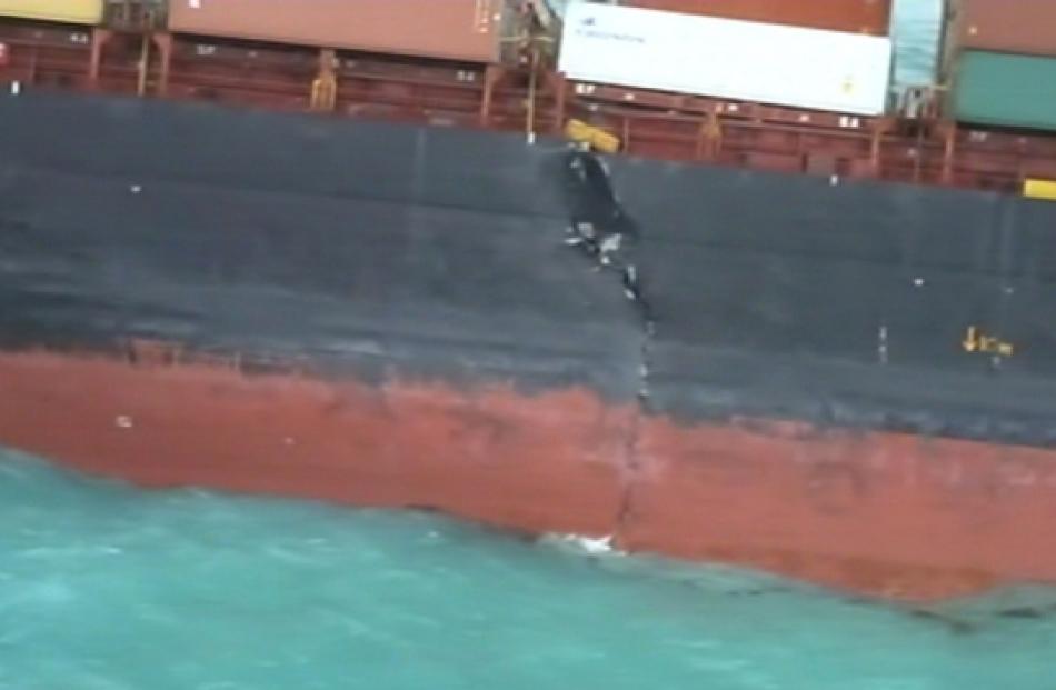 The crack in the hull of the Rena can be clearly seen. Photo by TVNZ.