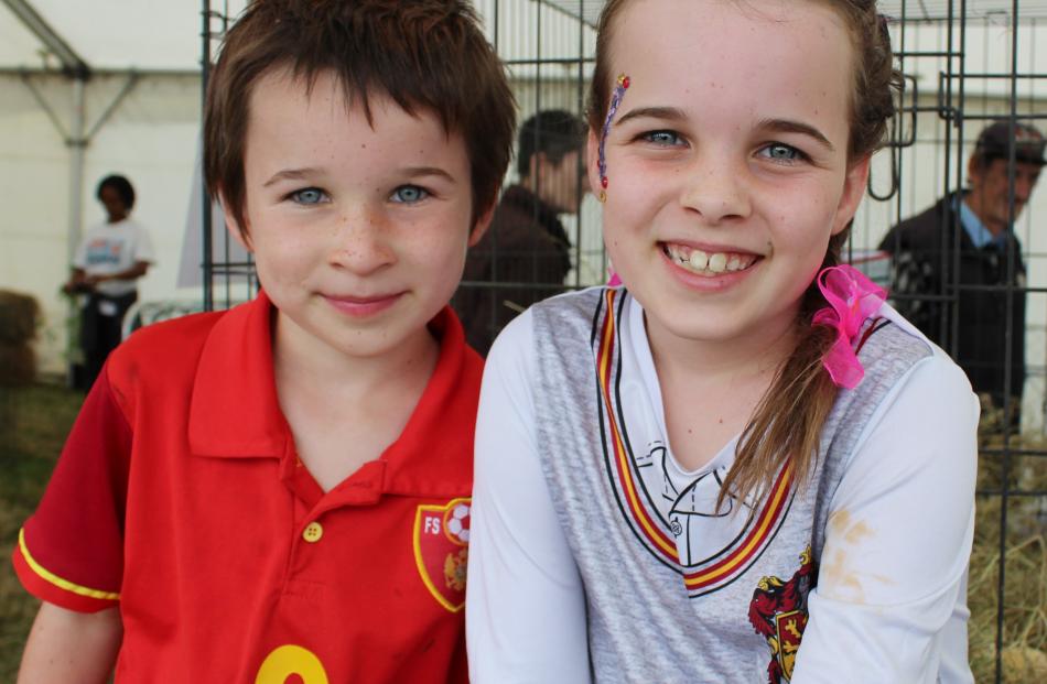 Lewis (6) and Johanna (8) Anglemyer of Invercargill.
