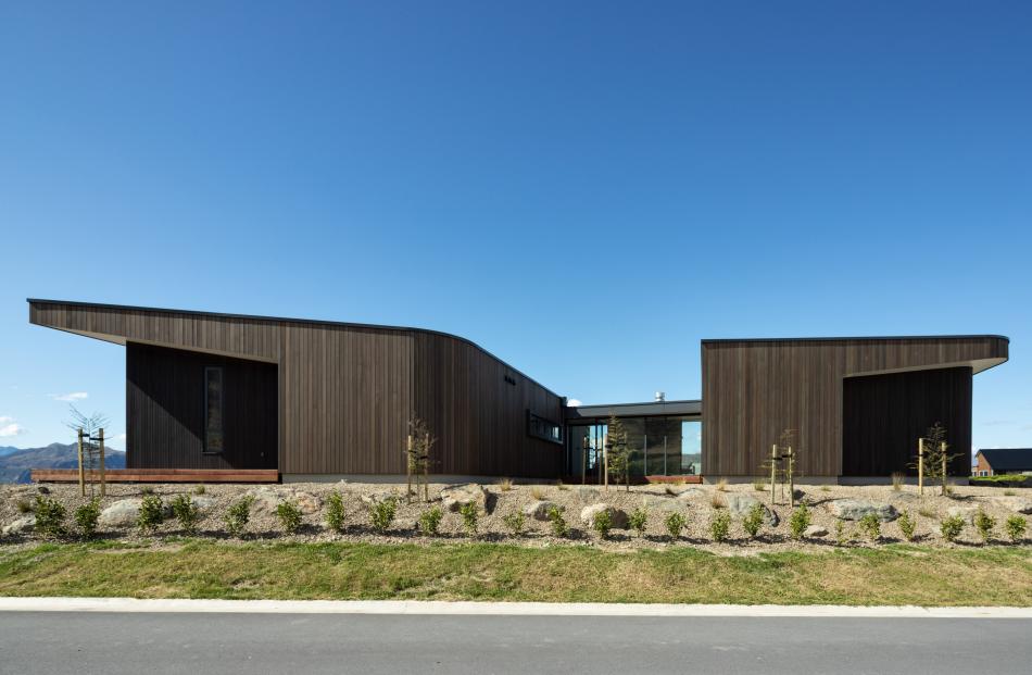 Two types of cedar cladding, with a dark and a warm stain, accentuate the lines of the windows...