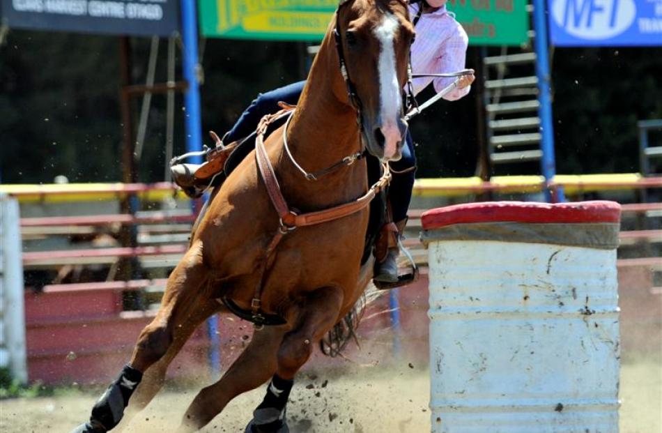 Mckenzie Causer, of Christchurch, rounds the bottom mark in the junior barrel race. Photo by...