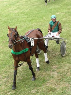 David McCormick drives Glendaloch around the birdcage before warming up for Race 5.