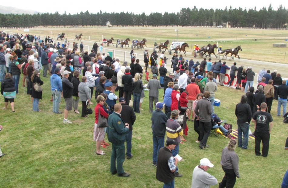 The crowd during Race 5.