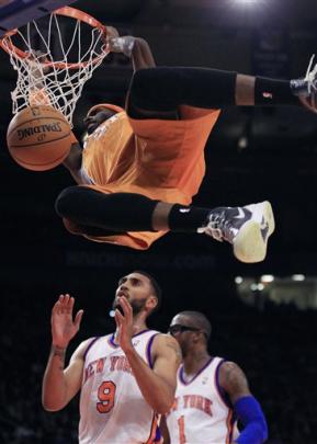 Phoenix Suns' Hakim Warrick, top, dunks the ball as New York Knicks' Jared Jeffries (9) and Amare...