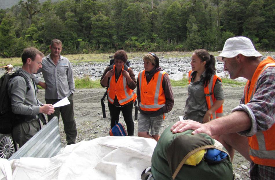 Briefing: Julian Tovey, Grant McKinnon, Marietta Gibb, Robyn Hoglund, Lisa Mills,  Robin Manera.