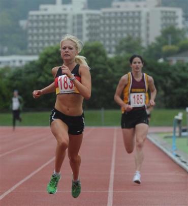 Camille Buscombe wins the women's 3000m championships  from Fiona Crombie. Photos by Craig Baxter.