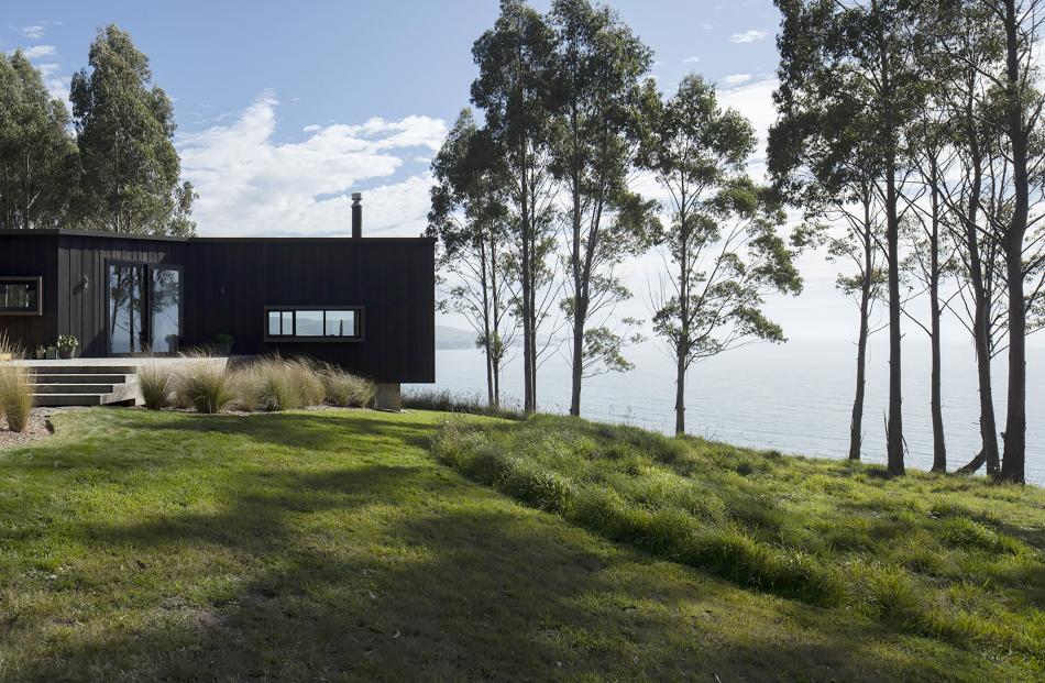 Cliff house at Waitati by Mason & Wales Architects. Photos: Simon Devitt and Marina Mathews
