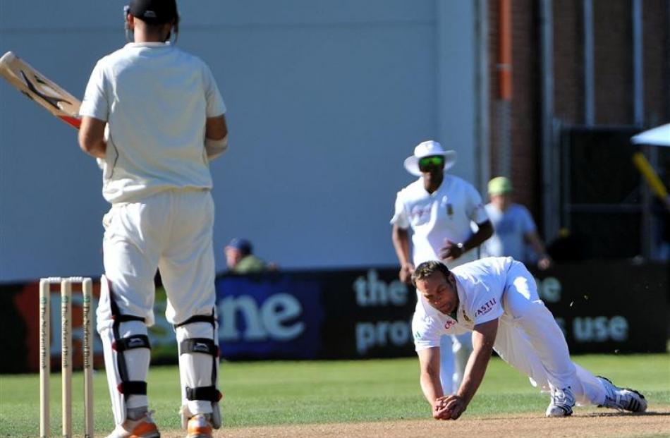 South African all-rounder Jacques Kallis catches Black Caps all-rounder Daniel Vettori off his...