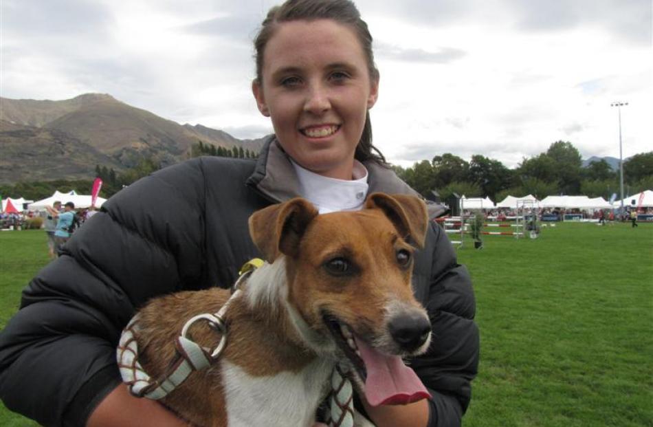 Samara Buchanan (18) with Harry (1), the winner of the Jack Russell race. Photo by Marjorie Cook.