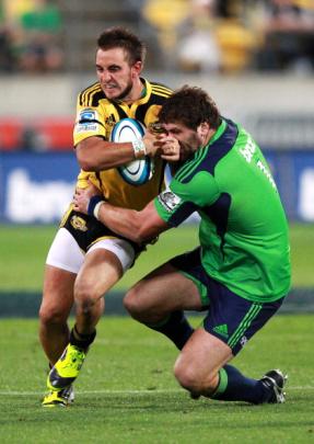 Highlanders captain Jamie Mackintosh wraps up Andre Taylor. (Photo by Hagen Hopkins/Getty Images)