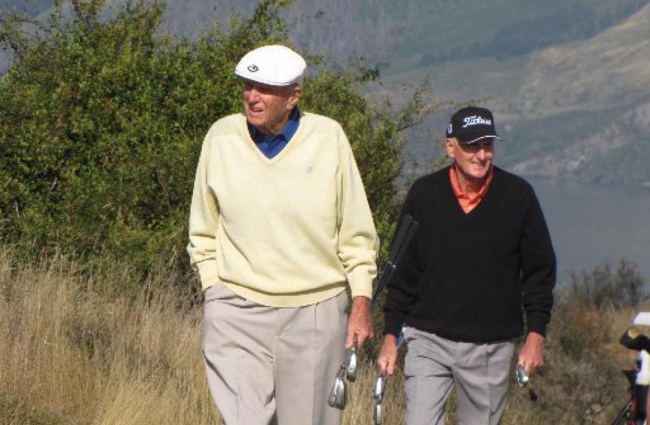 Veteran golfers Bob Glading (92) and Sir Bob Charles (76) on Friday. Photo by Tracey Roxburgh.