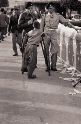 New Zealand troops on leave in Tokyo. Photo by Alexander Turnbull Library.  PA1-Q-306-0546.