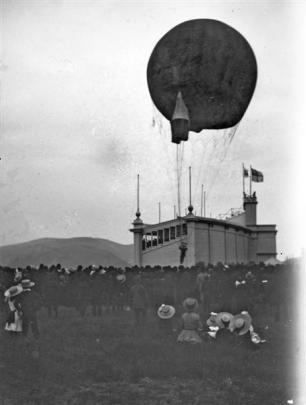 It was the first time anyone in New Zealand had flown.