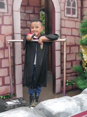 Wizard 
Taniora Ratahi (5) casts a spell 
on the Harry Potter float.