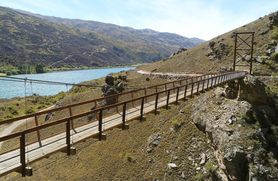 A suspension bridge spans a ravine on the Cromwell Gorge cycle trail.