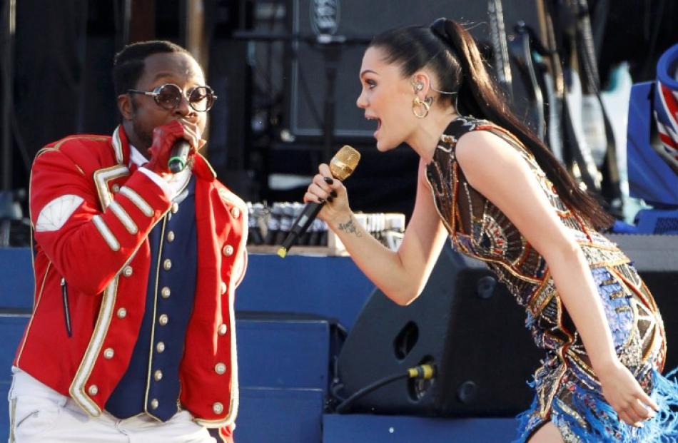 US musician will.i.am (L) and British singer Jessie J perform together. REUTERS/David Moir