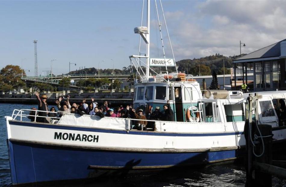 The Monarch leaves for a cruise from the upper harbour. Photo by Linda Robertson.