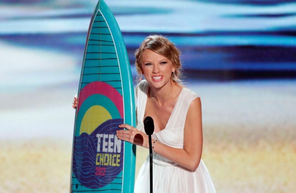 Singer Taylor Swift accepts the Choice Female Artist Award at the 2012 Teen Choice Awards at the...