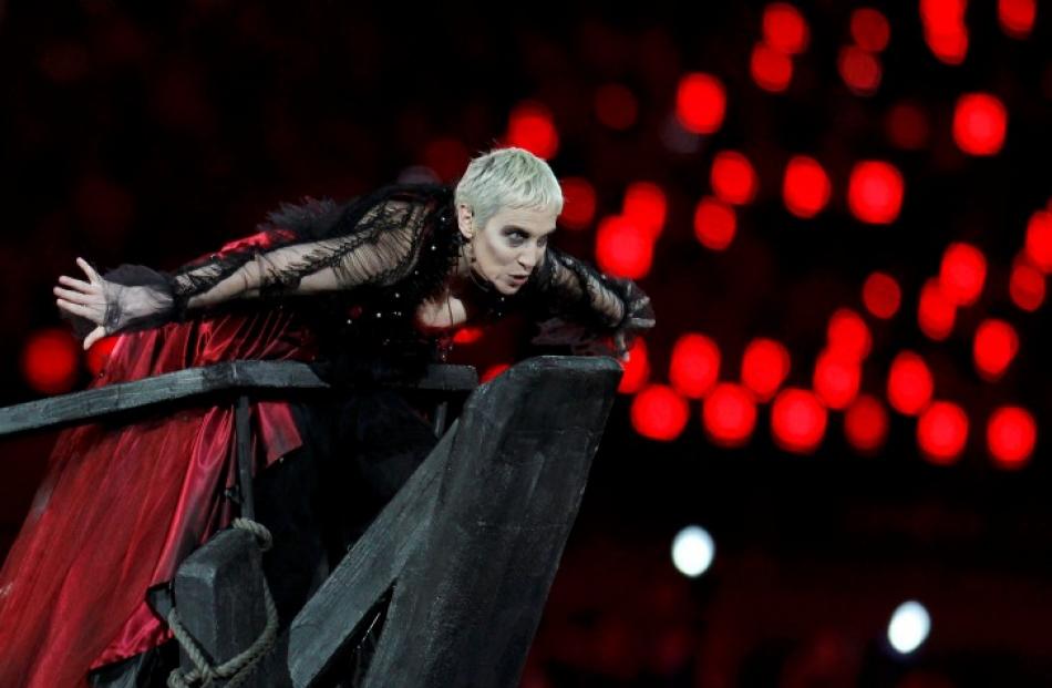 Singer Annie Lennox brought a touch of theatre to the occasion. REUTERS/Gary Hershorn