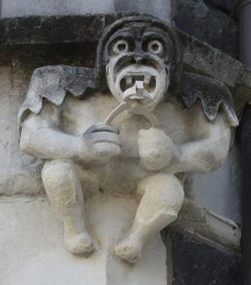 This figure represents a dentist holding a tooth removed with pliers.