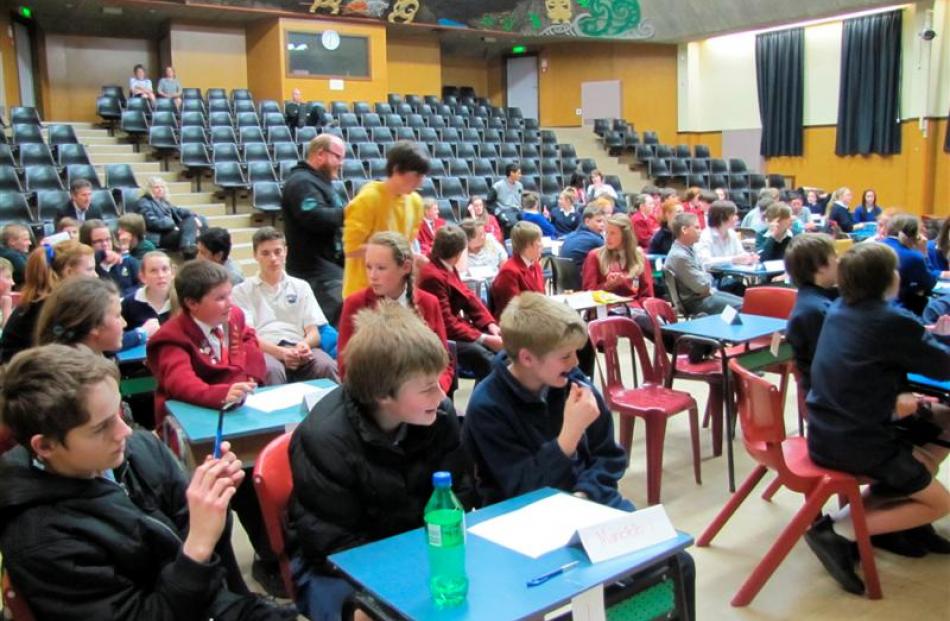 Pupils listen to answers from the previous round.