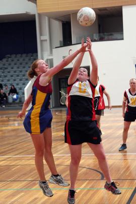 Louise Thomas (Otago-Southland) tries to block with Hannah Jarrold (Canterbury) in the netball...