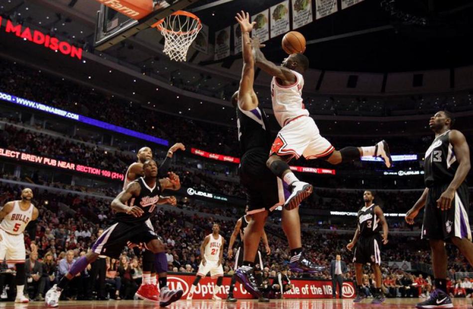 Chicago Bulls point guard Nate Robinson (2) shoots over Sacramento Kings power forward Chuck...