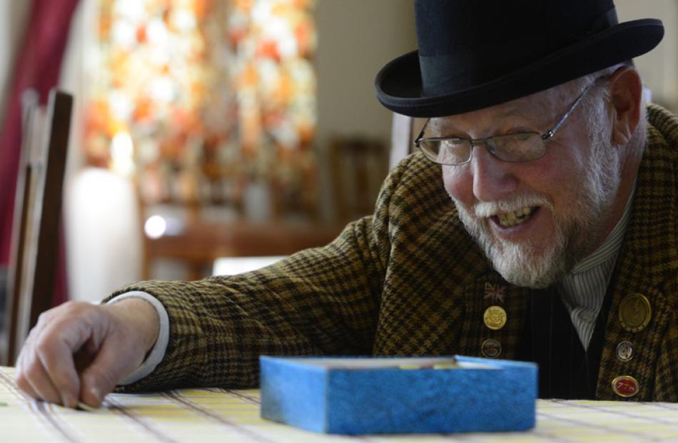 Gordon Pringle of Oamaru playing tiddlywinks at the Early Settlers Hall.