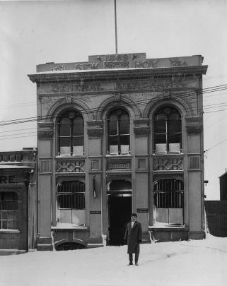 The Sew Hoy store in Stafford Street during the great Dunedin snow of 1939.