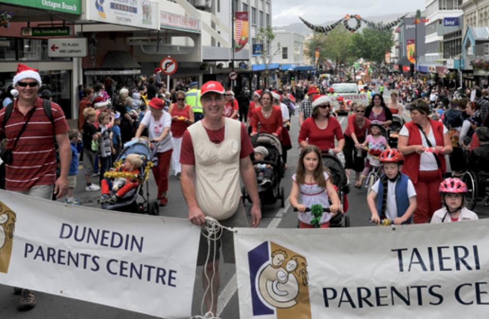 Dunedin Parents centre Dads lead the way from left Tom Chettleburgh, Tom Wilson, Stefan Crawley.