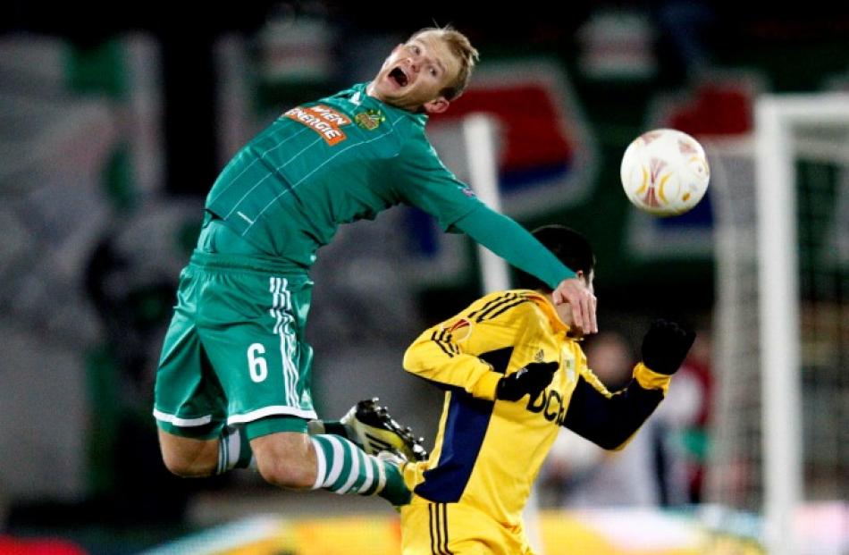 SK Rapid Wien's Sonnleitner (L) fights for the ball against FC Metalist's Jonathan Christaldo...