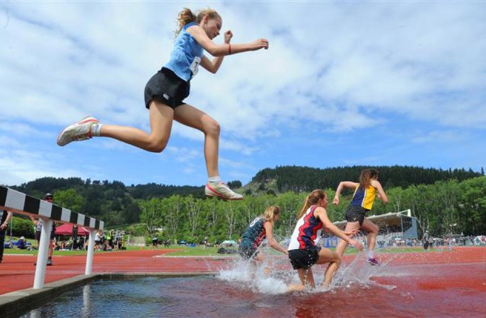 Alice Bird (Wanganui College) in the girls 2000m steeplechase
