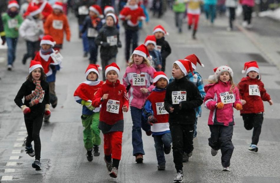 Children start in the so-called 'Nikolaus Run' in the East German town of Michendorf. REUTERS...