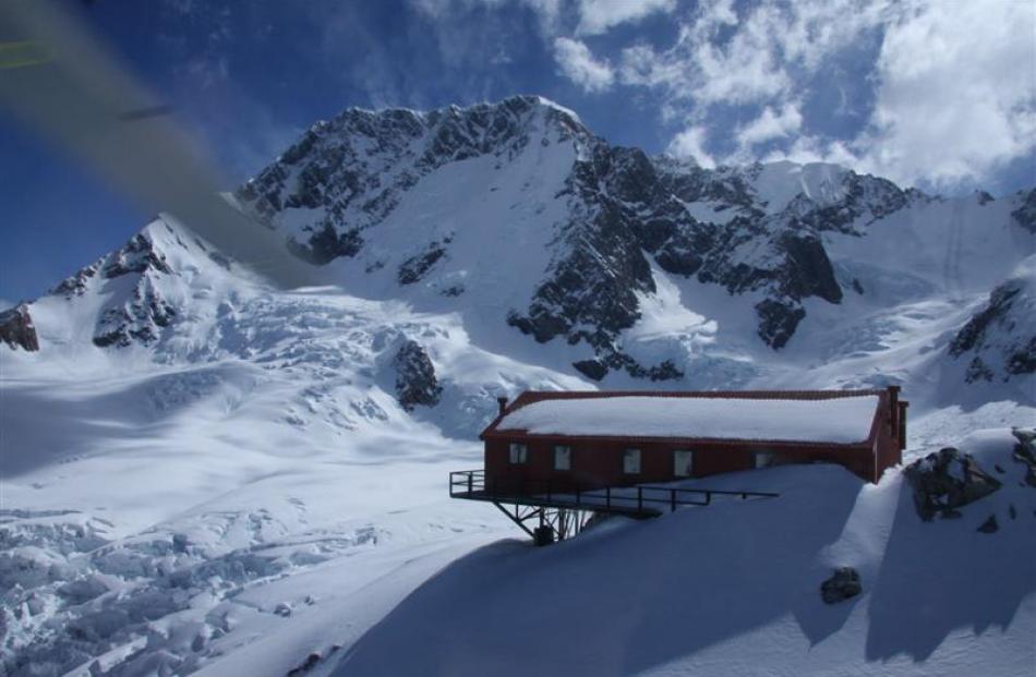 The helicopter approaches Plateau Hut, the base for most Mt Cook climbs.