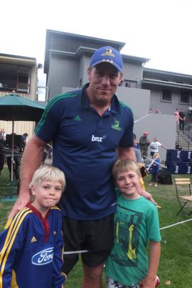Arrowtown primary pupils Jonny ffiske (8) and Sam Little (8) stand with Highlanders hero Brad Thorn.