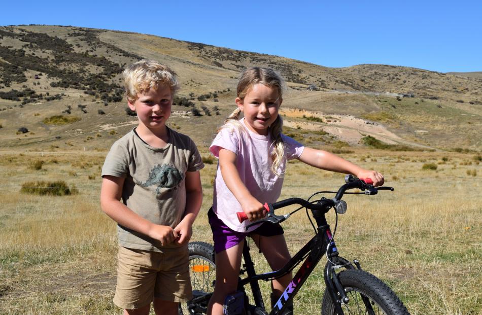 Henry Crutchley (5) and Adaline Smith (4), both of the Pigroot.