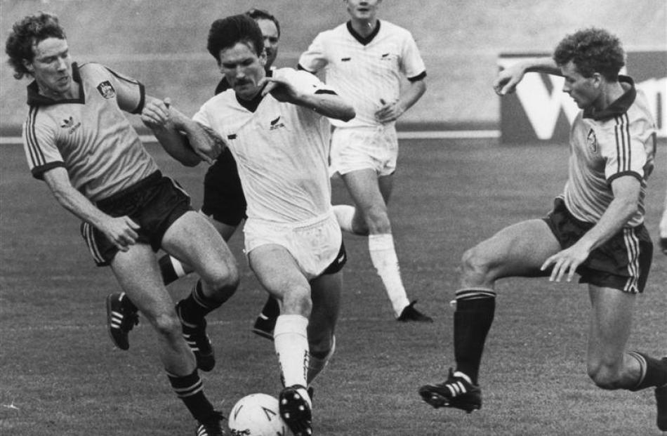 Australia's Scott Ollerenshaw (left) and New Zealand's Billy Wright jostle for possession in 1988.