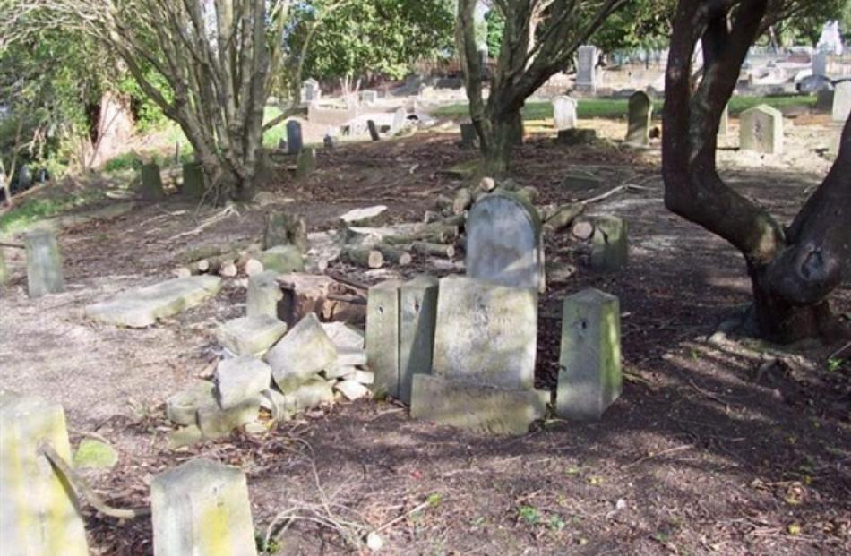 Chinese graves in 2006.