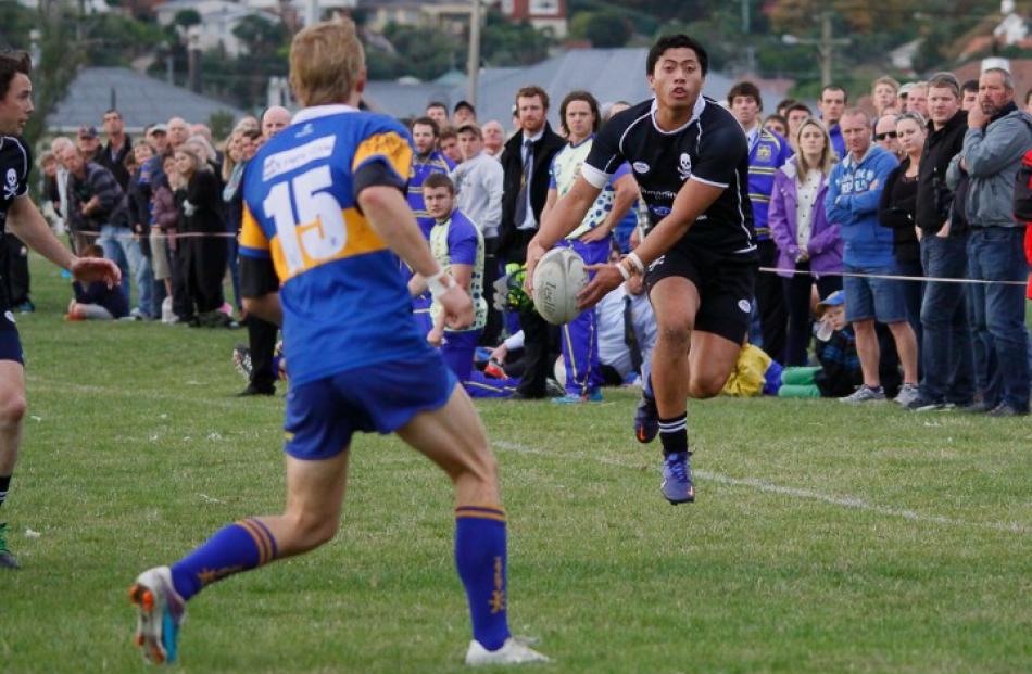 Pirates winger Paul Tupai makes a run.