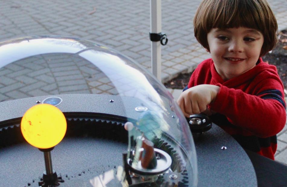  Isaac Malmberg (3) spins a star wheel.