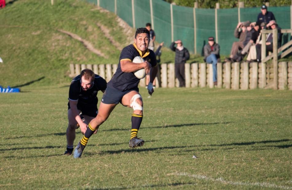Tumua Ioane spots a gap in the Pirates line at Kettle Park. Photo by Paul Langley