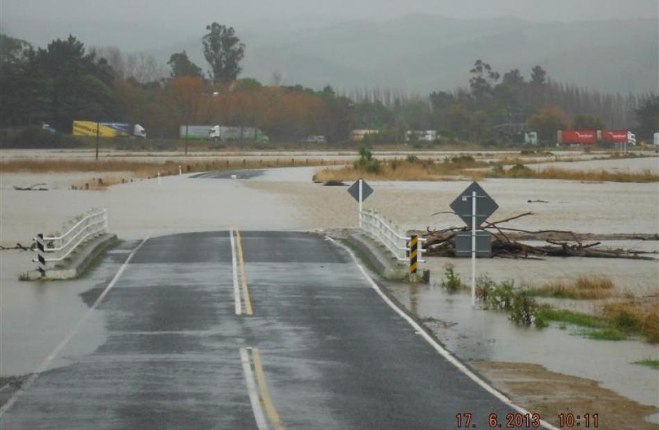 Traffic waiting at Karitane SH1 turnoff. Photo by Barrie McLeod