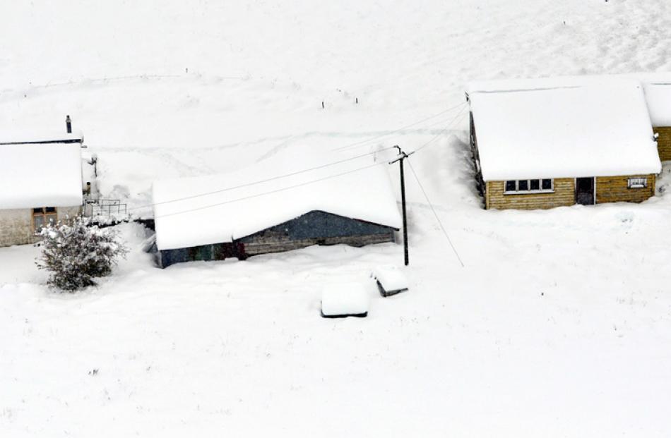Very heavy snow on SH87, near Hindon.