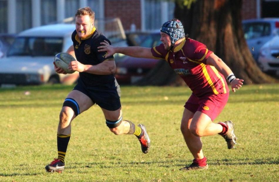 Gareth Evans glides past Alhambra hooker Tom Viggo.