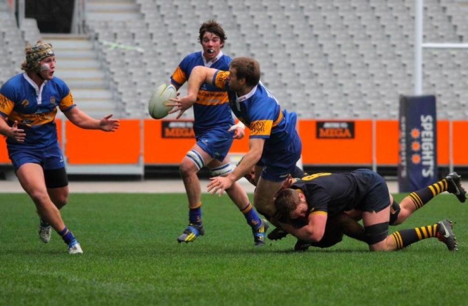 Taieri second-five Ben Nowell gets a back-handed pass away to flanker Willis Scott.