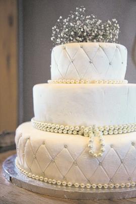 The wedding cake of Lisa and Joel Cairns.
O'NEILL PHOTOGRAPHICS