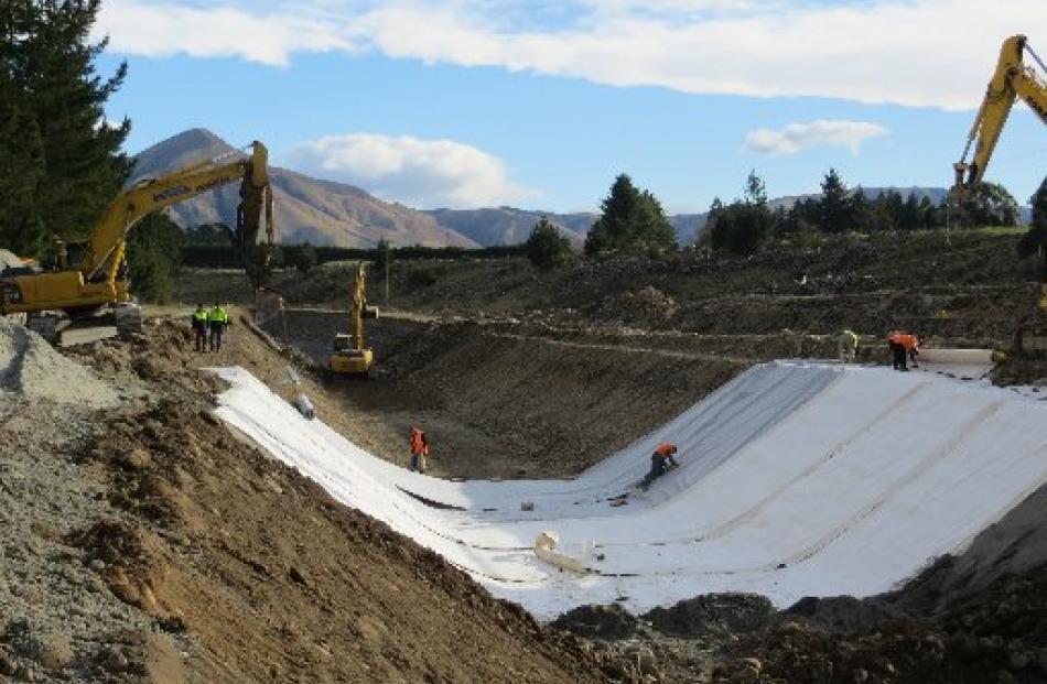 Workers begin to line the RDR near Klondyke.