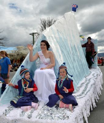 Edmund Hillary float girls at front : Cousins India Battrick (6), of Christchurch and Zaria...