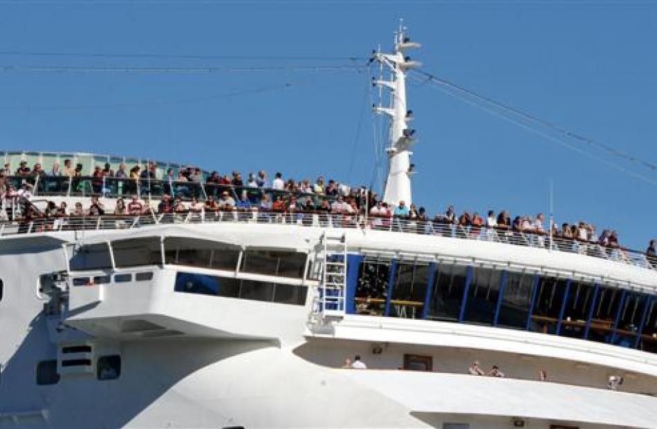 Sun Princess passengers line up to see Dunedin yesterday. Photo by Craig Baxter.