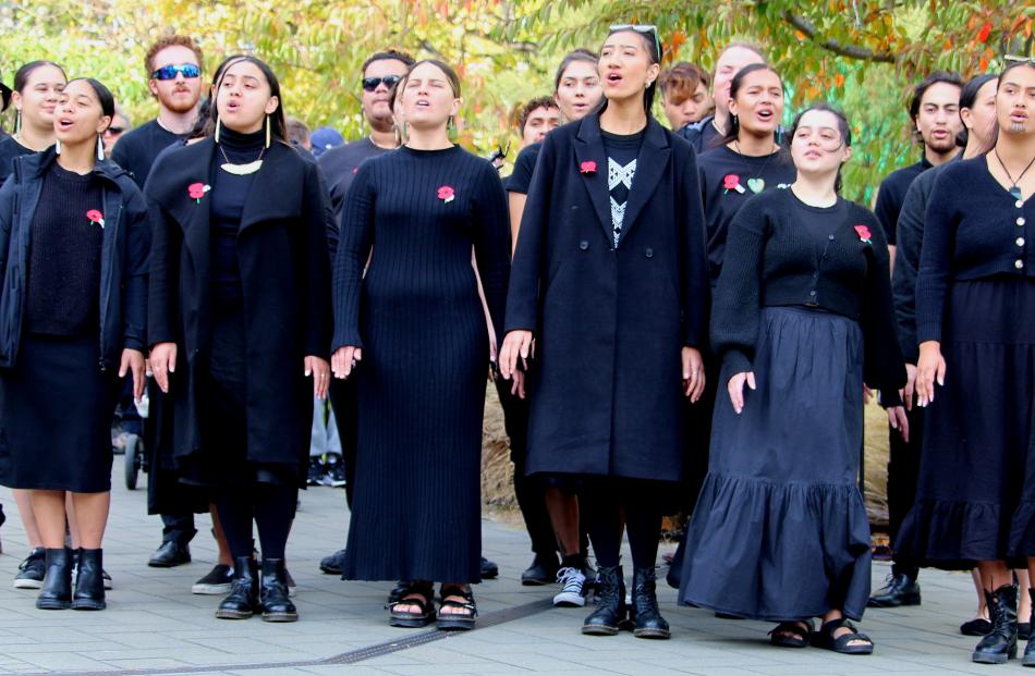 Te Rōpū Māori kapa haka group sings during the OUSA service.