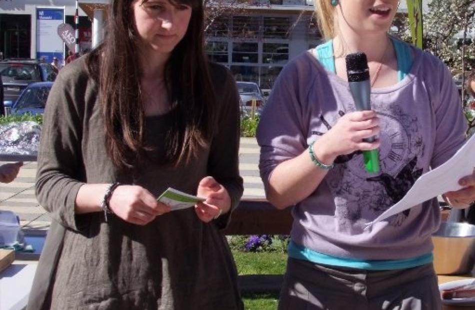 Students Gabrielle Seator (left)  and Victoria Lindsay introduce a Living Campus lunchtime event.